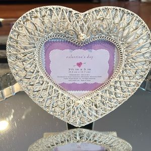 NWOT Cream French Wire Heart Frame. Valentines Day.